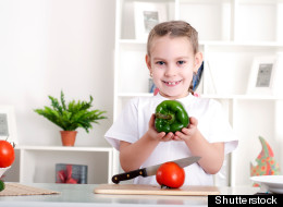 Los niños que ayudan a sus padres en la cocina prefieren alimentos más saludables.