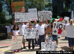 Ante el consulado mexicano, los manifestantes permanecieron tres horas tomando el micrófono para externar sus opiniones.