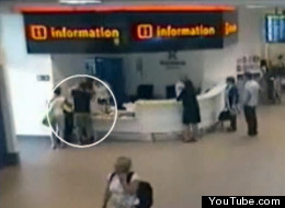 La pareja abandona a su hija de dos años en el mostrador de información para no perder su vuelo.
