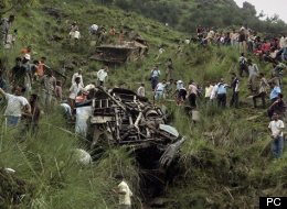 L'autocar a fait une chute de plus de 100 m dans un ravin. (PC/AP)