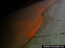 Illustration du radon qui s'infiltre par les fissures d'une fondation. (Radio-Canada.ca)