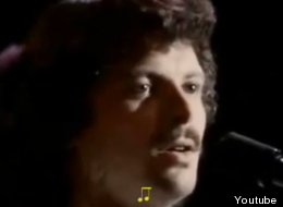 Le chanteur Scott McKenzie chante son tube
