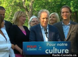 Jean Charest en campagne le dimanche, 26 août 2012. (Radio-Canada.ca)