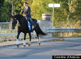 La candidate à cheval dans son comté.