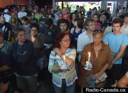 Les participants rassemblés devant le Métropolis au soir du drame. (Radio-Canada.ca)