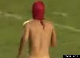 Espontáneo enmascarado y desnudo, causa sensación en la red