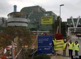Activistas de Greenpeace en la incineradora de Son Reus
