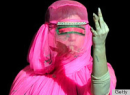 Lady Gaga participa en pasarela de la Semana de la Moda en Londres.