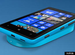 Nokia Lumia 920 se apoya en una placa inalámbrica y la batería comienza a recargarse inmediatamente.