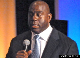 Magic Johnson, quien un día fue una estrella de la NBA, habla abiertamente del VIH SIDA.