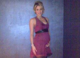 Shakira, enceinte de six mois, a publié une première photo de son ventre rond sur Twitter.