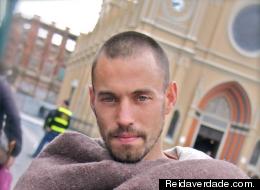 Rafael Nuñes, exmodelo brasileño, desde hace un año vive en la calle y su foto ha causado sensación en el internet.