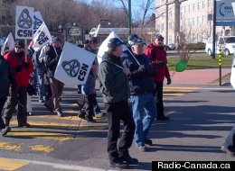 Une centaine de travailleurs de Bombardier de La Pocatière manifestent samedi matin. (Radio-Canada.ca)