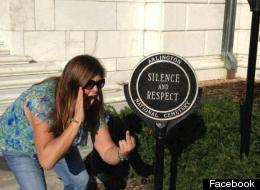 Lindsey Stone, una mujer de Plymouth, Massachusetts, en una foto de burla en la tumba de un soldado en el Cementerio Nacional de Arlington.