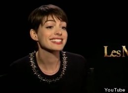 Anne Hathaway canta