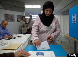 Una mujer deposita su voto durante las elecciones generales de Israel.