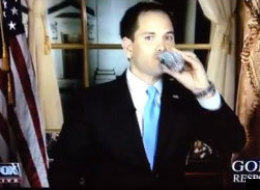 Al parecer al senador Marco Rubio le dio mucha sed durante su discurso.